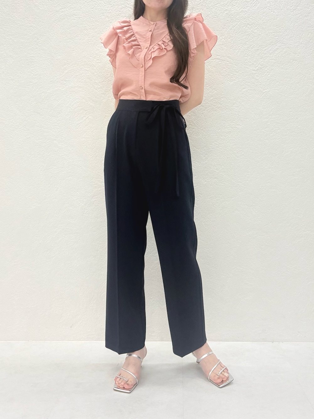 「ミッシュマッシュ、MISCH MASCH、mischmasch、キレイめ、フェミニン、パンツスタイル、高身長、高身長コーデ、高身長女子、167センチコーデ、オフィスカジュアル、デートコーデ、女子会コーデ、春コーデ、夏コーデ」｜「MISCH MASCHのWEB限定 2025春夏新作 サイドリボンタックパンツ（その他パンツ、ブルー系）」を使った、MISCHMASCH ECさん（レディース・167cm）の春コーディネートの1枚目の写真