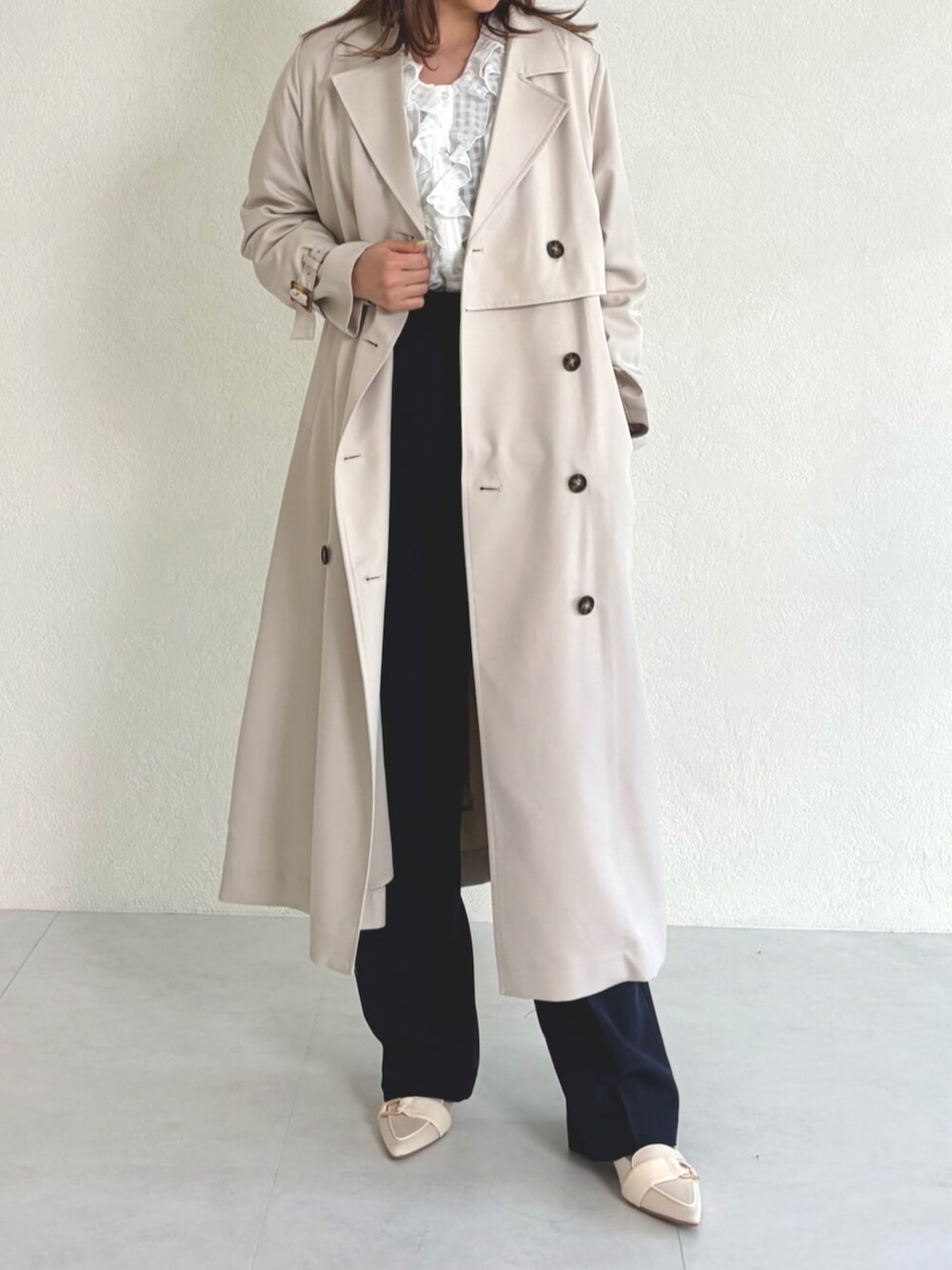 ホワイト系のシャツ/ブラウス、ベージュ系のトレンチコート、ブルー系のその他パンツを着用したレディースの春コーディネートの1枚目の写真
