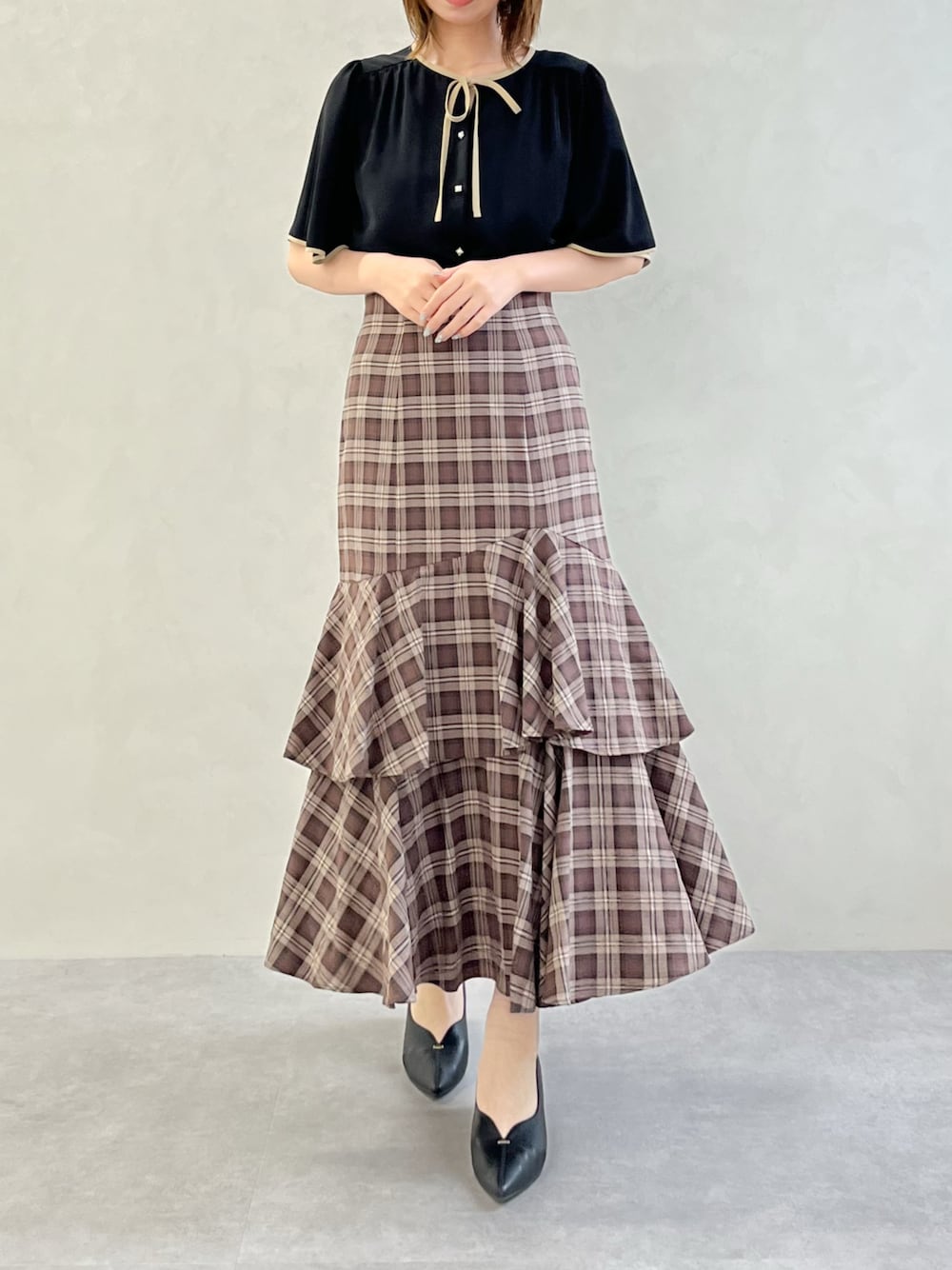 「ミッシュマッシュ、MISCH MASCH、mischmasch、リボン、チェック、クラシカル、レトロ、夏コーデ、フェミニン、大人かわいい、キレイめ、デートコーデ、旅行コーデ、ブラウス、スカート」｜「MISCH MASCHの■2024秋冬新作■配色フレアスリーブブラウス/MM438104（シャツ/ブラウス、ブラック系）」を使った、MISCHMASCH ECさん（レディース・157cm）の夏コーディネートの1枚目の写真