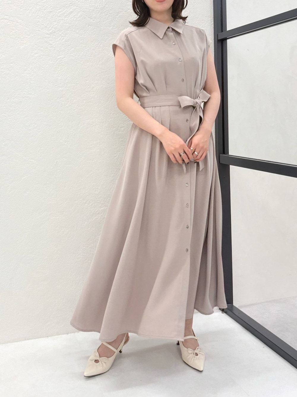 「ミッシュマッシュ、MISCH MASCH、mischmasch、低身長、低身長コーデ、ワンピース、シャツワンピ、きれいめ、150cm、150cm台コーデ」｜「MISCH MASCHのWEB限定 2025春夏新作 フレンチシャツワンピース（ワンピース、ベージュ系）」を使った、MISCHMASCH ECさん（レディース・150cm）の春コーディネートの1枚目の写真