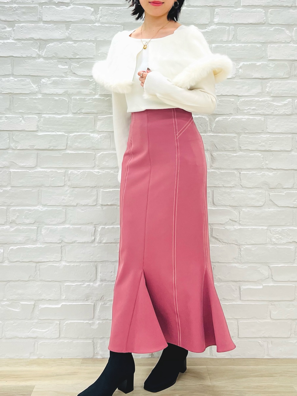 「ミッシュマッシュ、MISCH MASCH、mischmasch、キレイめ、ケープニット、冬コーデ、クリスマスに着たい服、大人かわいい、フェミニン、着回しコーデ、スカートスタイル」｜「MISCH MASCHの■2024秋冬新作■2wayケープファーニット/MM448305（ニット/セーター、ホワイト系）」を使った、MISCHMASCH ECさん（レディース・150cm）の冬コーディネートの1枚目の写真