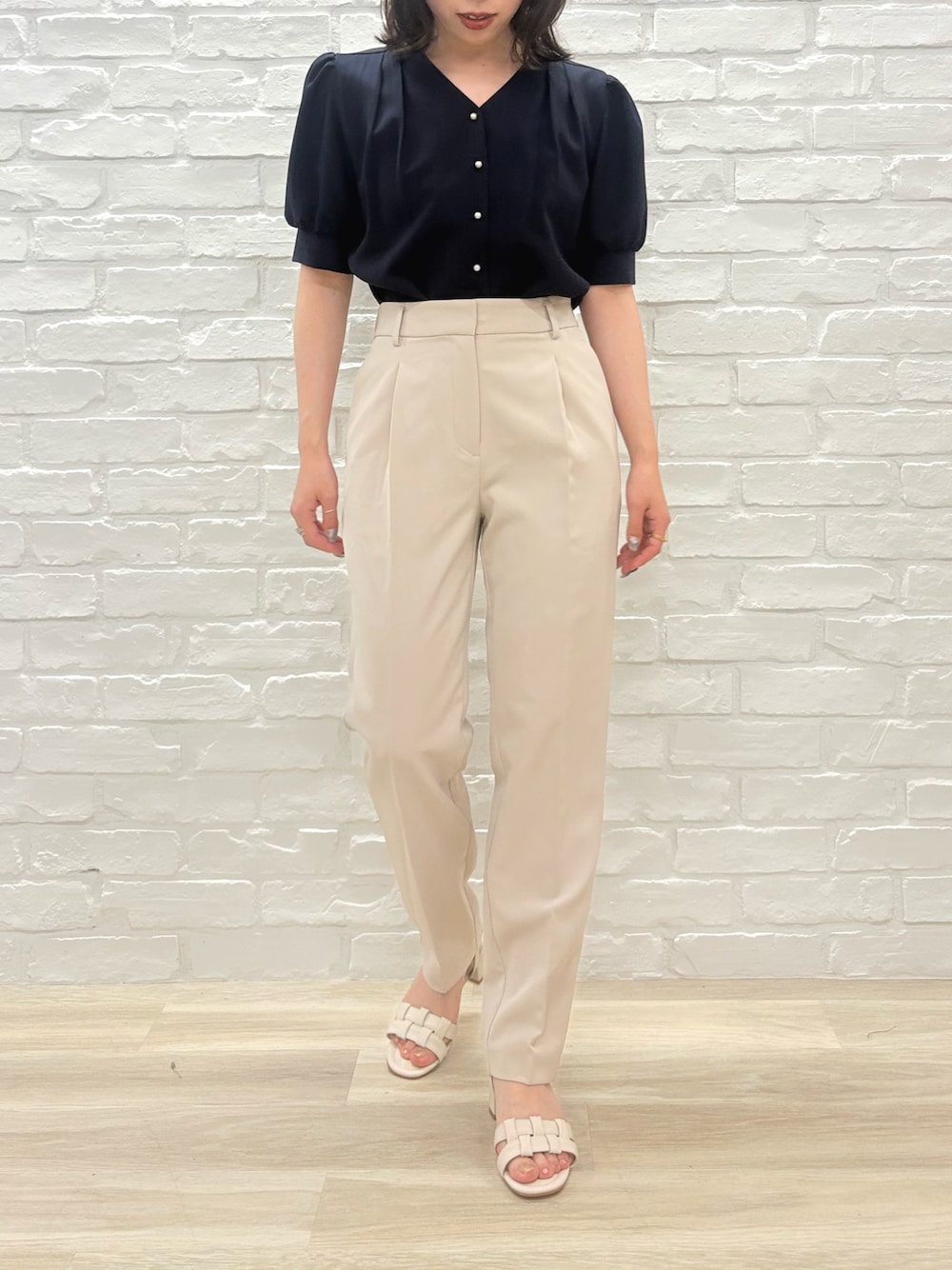 「ミッシュマッシュ、MISCH MASCH、mischmasch、低身長、低身長コーデ、150cm、150cm台コーデ、フェミニン、キレイめ、パンツコーデ、パンツスタイル、春コーデ、夏コーデ、オフィスカジュアル」｜「MISCH MASCHのWEB限定 2025春夏新作 タックテーパードパンツ（その他パンツ、ベージュ系）」を使った、MISCHMASCH ECさん（レディース・150cm）の春コーディネートの1枚目の写真