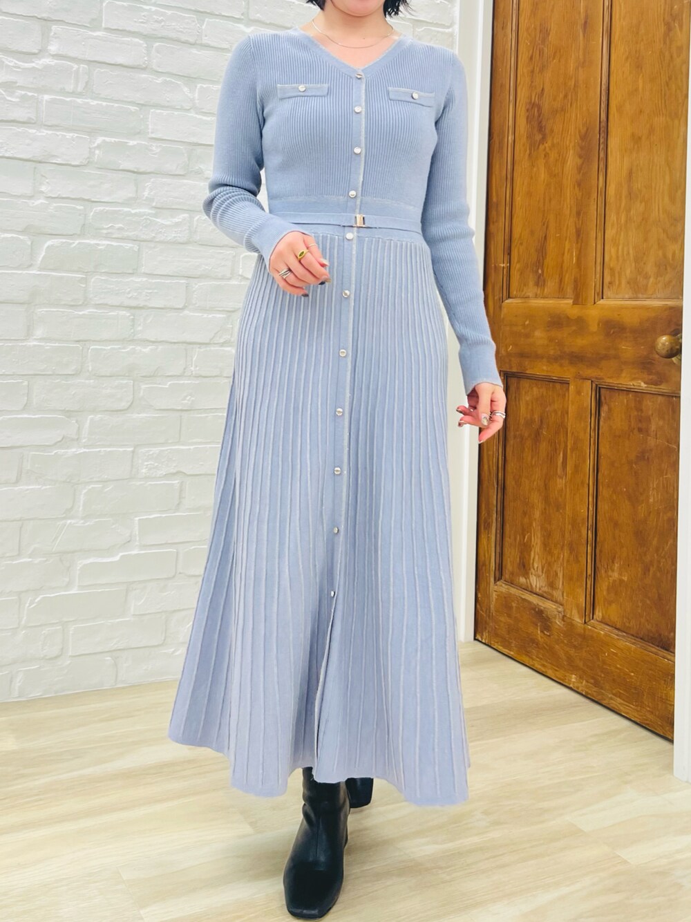 「MISCH MASCH、misch masch、ミッシュマッシュ、キレイめ、ワンピース、ブルー、秋冬コーデ、デートコーデ、大人女子、オフィスカジュアル、休日コーデ、人気アイテムをチェック！、大人可愛い」｜「MISCH MASCHの■2024秋冬新作■ラメ配色Aラインニットワンピース/MM447401（ワンピース、ブルー系）」を使った、MISCHMASCH ECさん（レディース・150cm）の秋コーディネートの1枚目の写真