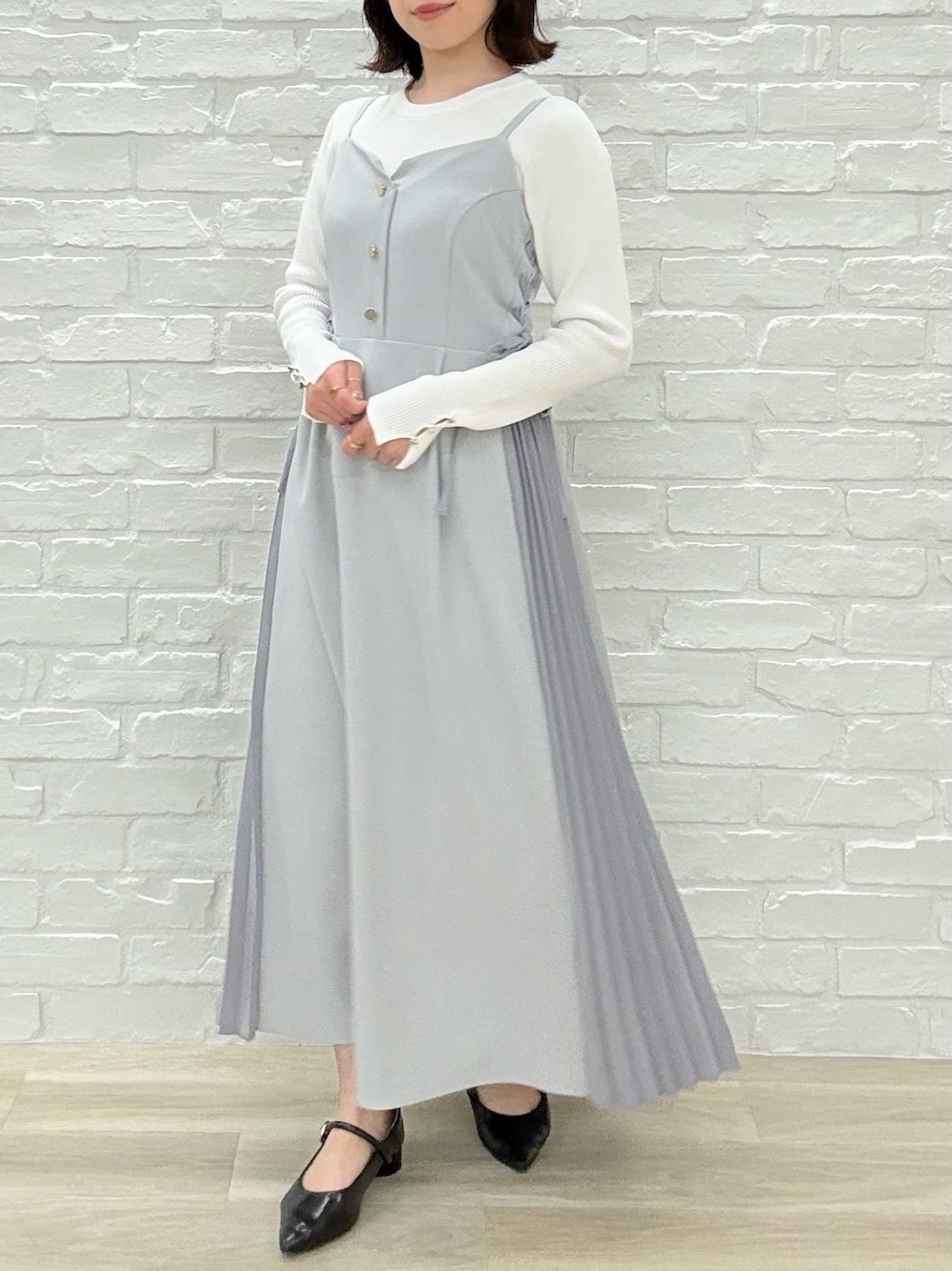 「MISCH MASCH、mischmasch、ミッシュマッシュ、春コーデ、春、春カラー、キレイめ、フェミニン、お出かけコーデ、150cm台コーデ、オトナカワイイ、着回しコーデ」｜「MISCH MASCHの2025春夏新作 サイドレースアッププリーツジャンスカ（ワンピース、ブルー系）」を使った、MISCHMASCH ECさん（レディース・150cm）の春コーディネートの1枚目の写真
