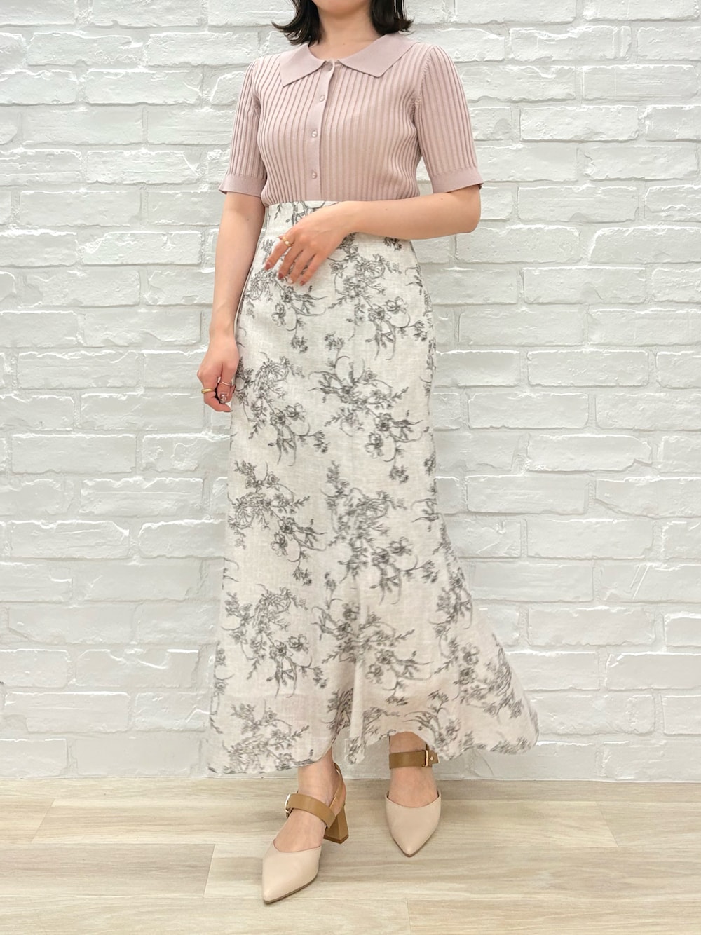 「ミッシュマッシュ、MISCH MASCH、mischmasch、フェミニン、キレイめ、春夏コーデ、お出かけコーデ、デートコーデ、着回しコーデ、低身長、春カラー、スカートスタイル、オトナカワイイ、花柄、ピンク」｜「MISCH MASCHのWEB限定 2025春夏新作 衿付きフロント釦リブニット（ニット/セーター、ピンク系）」を使った、MISCHMASCH ECさん（レディース・150cm）の春コーディネートの1枚目の写真