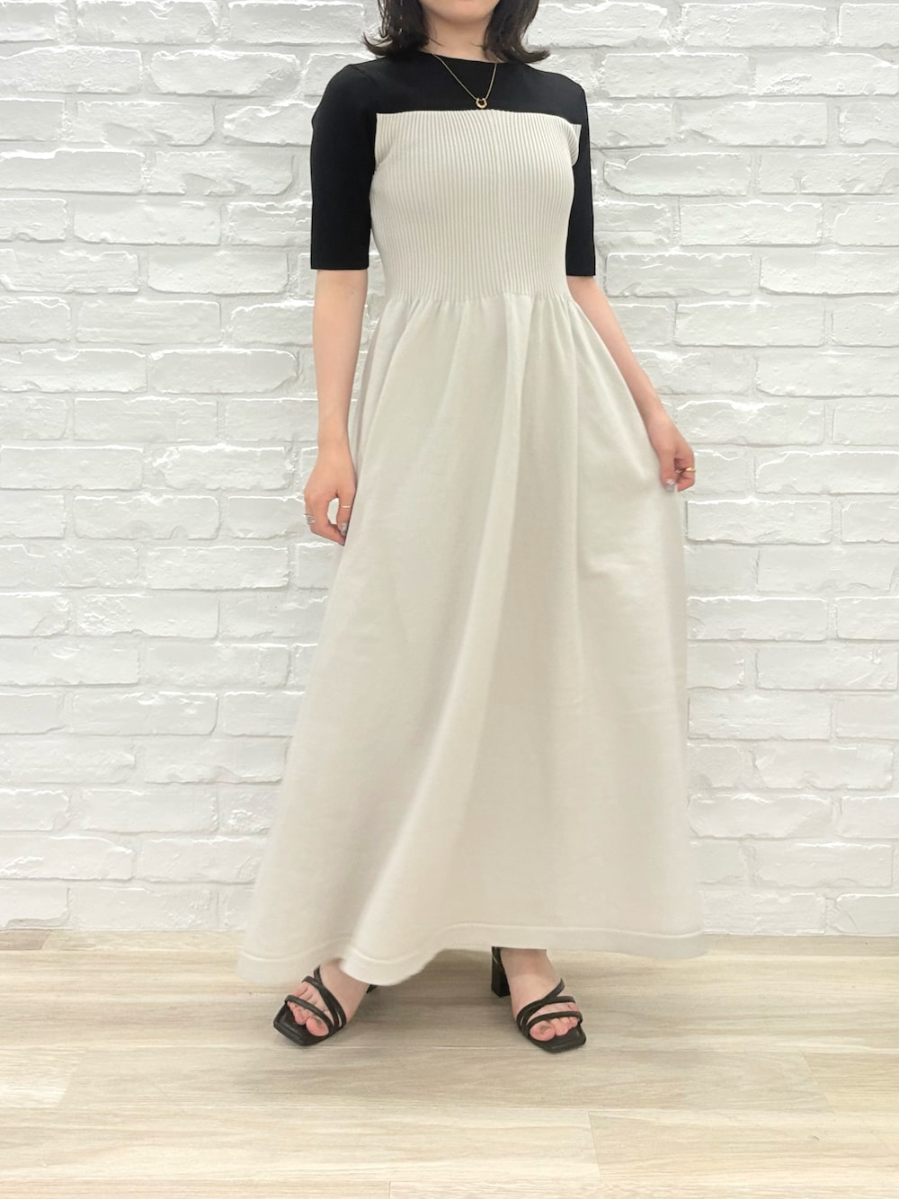 「ミッシュマッシュ、MISCH MASCH、mischmasch、キレイめ、フェミニン、ワンピース、低身長、低身長コーデ、150cm台コーデ、150cm」｜「MISCH MASCHのZOZO限定 2025春夏新作 配色ニットワンピース（ワンピース、グレー系）」を使った、MISCHMASCH ECさん（レディース・167cm）の春コーディネートの1枚目の写真