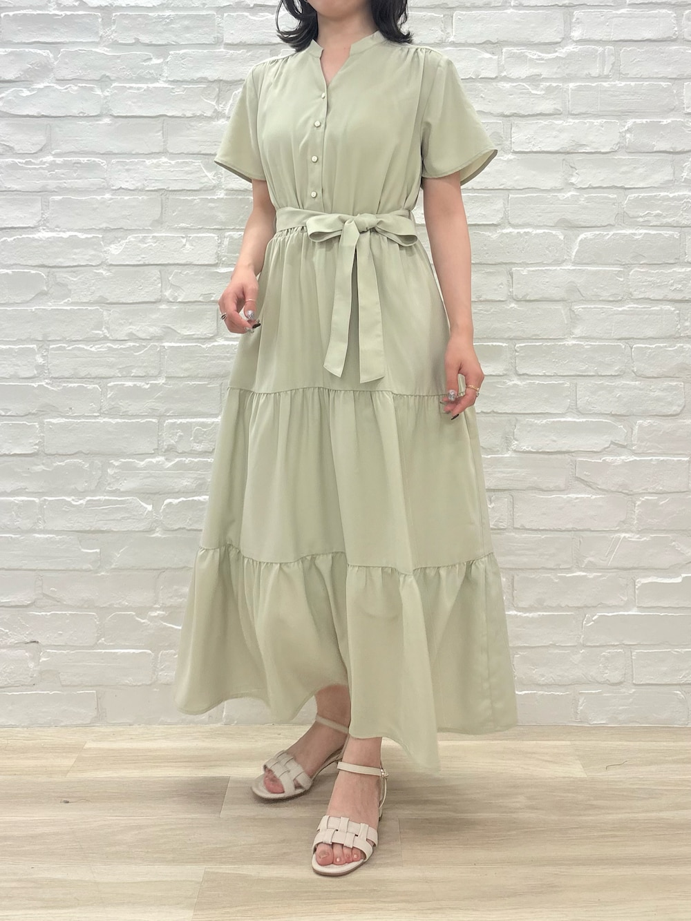 「ミッシュマッシュ、MISCH MASCH、mischmasch、低身長、低身長コーデ、150cm、150cm台コーデ、フェミニン、キレイめ、ティアード、ワンピース、春コーデ、夏コーデ、オフィスカジュアル、デートコーデ」｜「MISCH MASCHのZOZO限定 2025春夏新作 ティアードワンピース（ワンピース、グリーン系）」を使った、MISCHMASCH ECさん（レディース・150cm）の春コーディネートの1枚目の写真