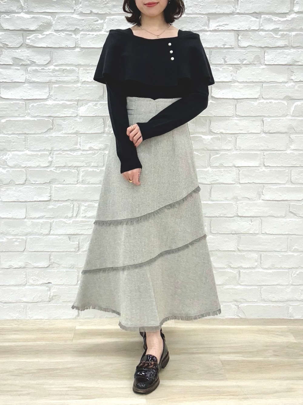 「ミッシュマッシュ、MISCH MASCH、mischmasch、着回しコーデ、春服コーデ、春ニット、オフィスカジュアル、低身長女子、キレイめコーデ、フェミニン、ニットコーデ、スカート、大人カジュアル、大人女子」｜「MISCH MASCHの2025春夏新作 アシメケープパールニット（ニット/セーター、ブラック系）」を使った、MISCHMASCH ECさん（レディース・150cm）の冬コーディネートの1枚目の写真