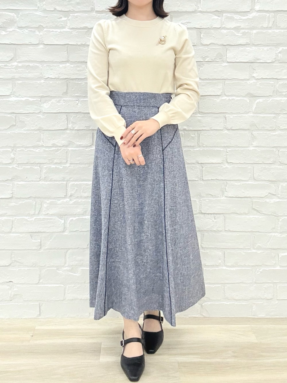 「MISCH MASCH、mischmasch、ミッシュマッシュ、キレイめ、フェミニン、オフィスカジュアル、休日スタイル、デートコーデ、女子会、春コーデ、春、春カラー、春ニット、オトナカワイイ」｜「MISCH MASCHの2025春夏新作 ブローチ付きラメバリエーションニット（ニット/セーター、イエロー系）」を使った、MISCHMASCH ECさん（レディース・150cm）の春コーディネートの1枚目の写真