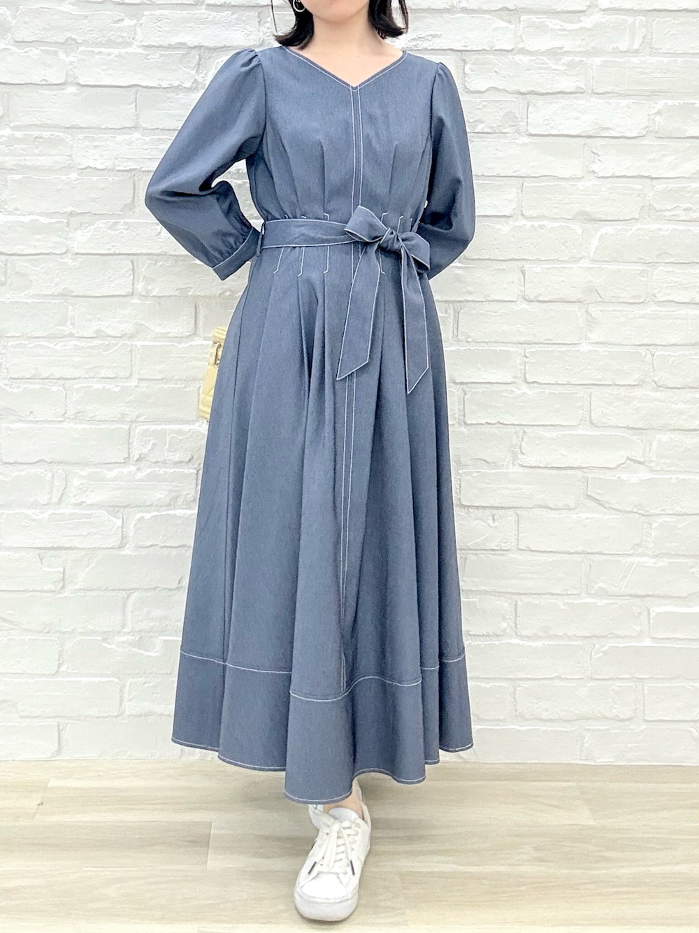 「MISCH MASCH、mischmasch、ミッシュマッシュ、おでかけコーデ、休日スタイル、キレイめカジュアル、春、キレイめ、フェミニン、デニム、春服、ワンピーススタイル、低身長コーデ、骨格ストレート、着回しコーデ」｜「MISCH MASCHの2025春夏新作 ポリデニムワンピース（ワンピース、ブルー系）」を使った、MISCHMASCH ECさん（レディース・150cm）の春コーディネートの1枚目の写真