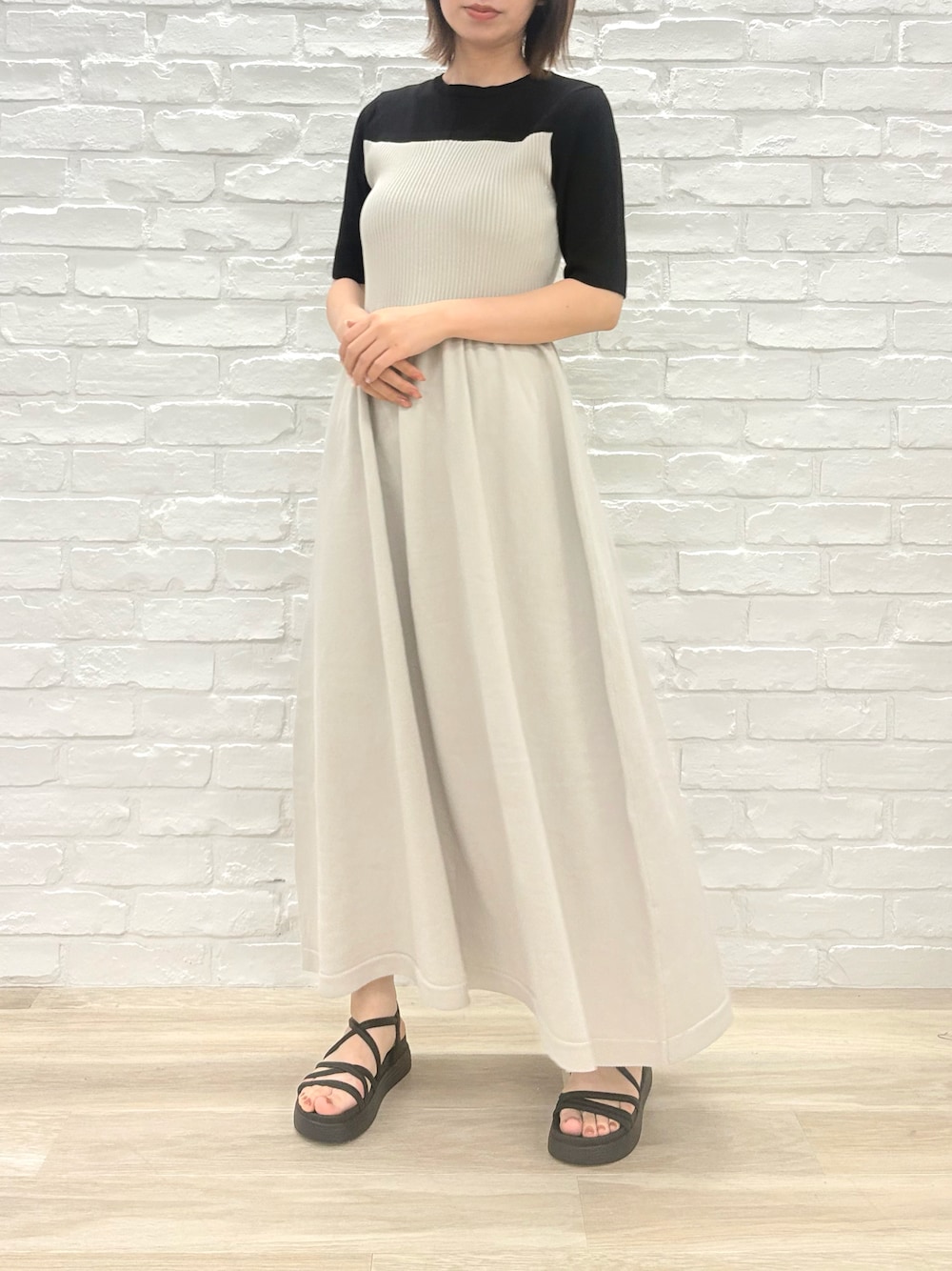 「ミッシュマッシュ、MISCH MASCH、mischmasch、キレイめ、フェミニン、ワンピース、低身長、高身長、157cm」｜「MISCH MASCHのZOZO限定 2025春夏新作 配色ニットワンピース（ワンピース、グレー系）」を使った、MISCHMASCH ECさん（レディース・158cm）の春コーディネートの1枚目の写真