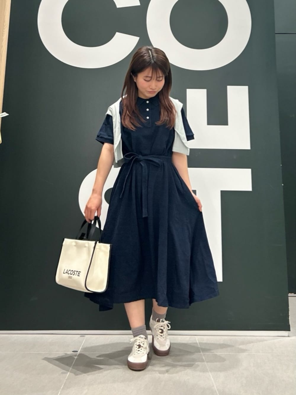 「LACOSTEのインディゴ 鹿の子ポロドレス マキシ丈ワンピース フレア Iライン（シャツワンピース、ブルー系）」を使った、Uiさん（骨格ウェーブ・レディース・153cm）の春コーディネートの1枚目の写真