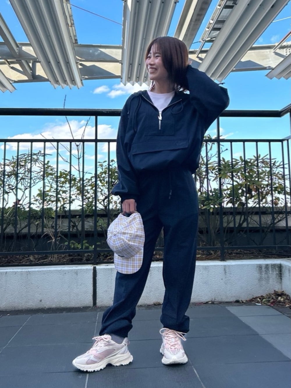 「セットアップ、スニーカー、スニーカー好きと繋がりたい」｜「LACOSTEのウールブレンド フランネルアノラックパーカー（パーカー、ブルー系）」を使った、Uiさん（骨格ウェーブ・レディース・153cm）の春コーディネートの1枚目の写真