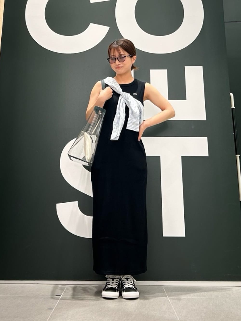 「ワンピース、シャツコーデ、トートバッグ、クリアバッグ、スニーカー、サマーコーデ、ビーチスタイル」｜「LACOSTEのノースリーブ ロングリブニットドレス / リブニットワンピース（ワンピース、ブラック系）」を使った、Uiさん（骨格ウェーブ・レディース・153cm）の春コーディネートの1枚目の写真