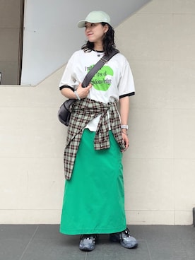 「アイテム（スニーカー、グレー系）」を使った、矢内さん（レディース・161cm）の夏コーディネート