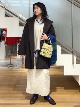 「アイテム（ショルダーバッグ、ゴールド系）」を使った、矢内さん（レディース・161cm）の秋コーディネート