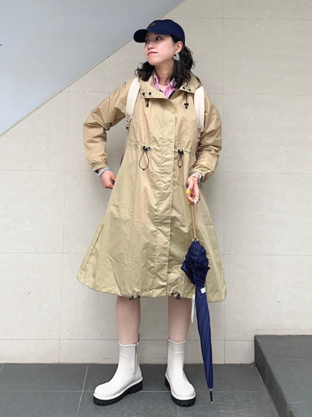 「SHIPS、SHIPS any、Wpc.、シップス、シップスエニィ、レインコート、レインシューズ、リュック、雨の日コーデ」｜「newhattanの【一部WEB限定】newhattan: BLAH BLAH BLAH. 刺繍 ベースボールキャップ◇（キャップ、ブルー系）」を使った、矢内さん（レディース・161cm）の夏コーディネートの1枚目の写真
