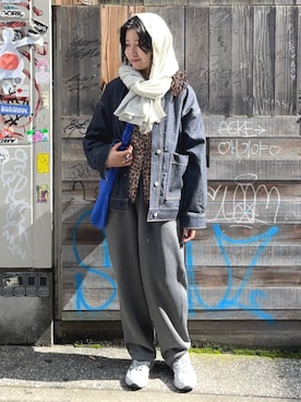 「アイテム（ストール/ショール、グレー系）」を使った、矢内さん（レディース・161cm）の秋コーディネート