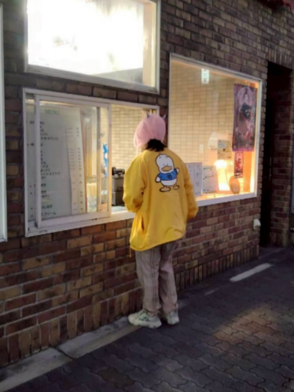 イエロー系のジャケット/アウターを着用したメンズの秋コーディネートの1枚目の写真