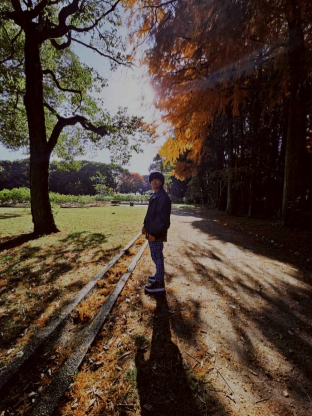 ブルー系のジャケット/アウターを着用したメンズの秋コーディネートの1枚目の写真