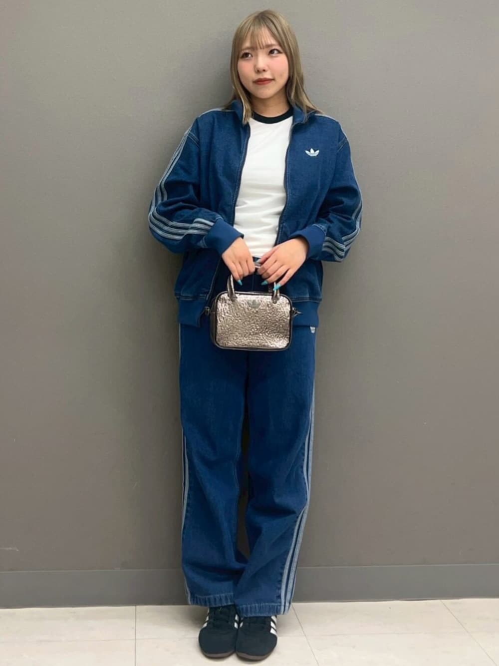 adidas（アディダス）の「アディカラー デニム ファイヤーバードパンツ