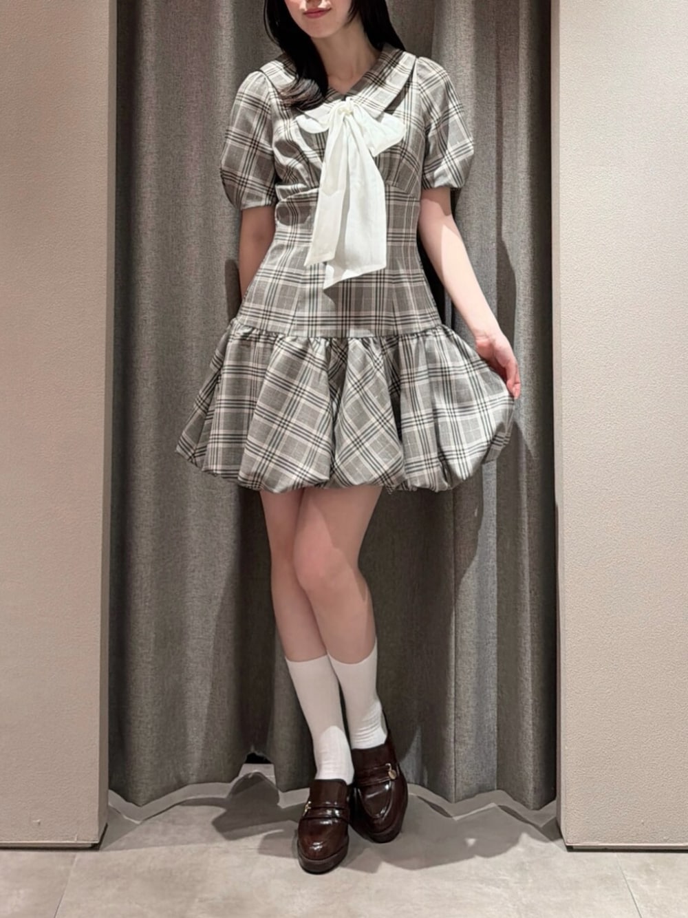 ブラウン系のパンプス、ベージュ系のワンピースを着用したレディースの夏コーディネートの1枚目の写真