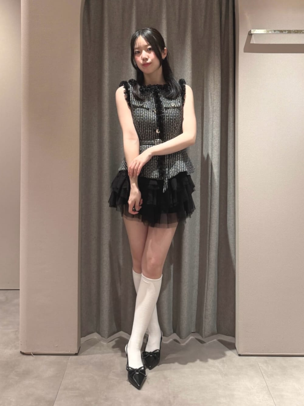 ブラック系のベスト、ブラック系のその他パンツ、ブラック系のパンプスを着用したレディースの夏コーディネートの1枚目の写真