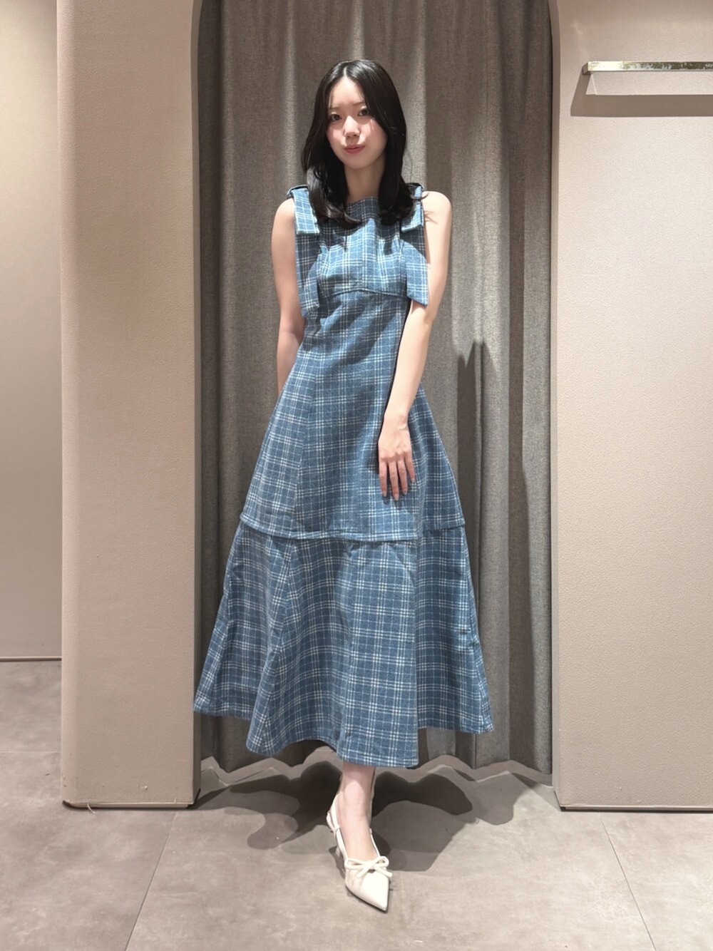 その他のワンピース、ホワイト系のパンプスを着用したレディースの夏コーディネートの1枚目の写真