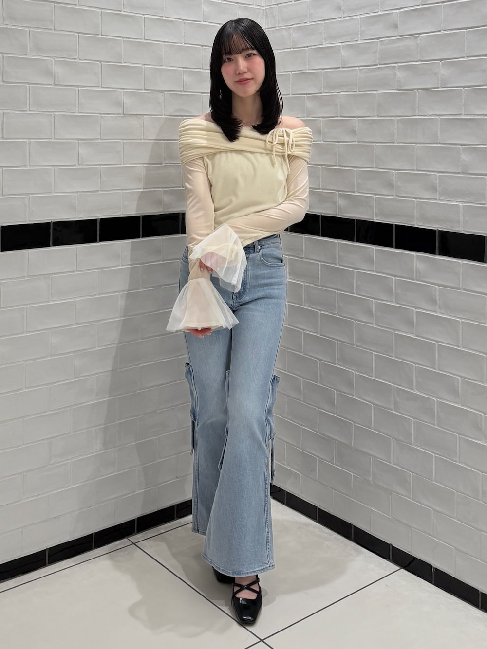 ブルー系のデニムパンツ、ホワイト系のTシャツ/カットソー、ブラック系のサンダルを着用したレディースの冬コーディネートの1枚目の写真