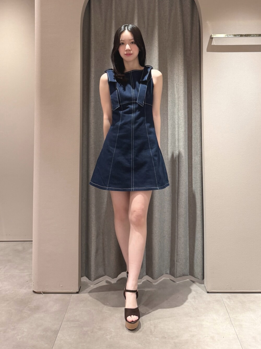 ブラウン系のサンダル、ブルー系のワンピースを着用したレディースの夏コーディネートの1枚目の写真