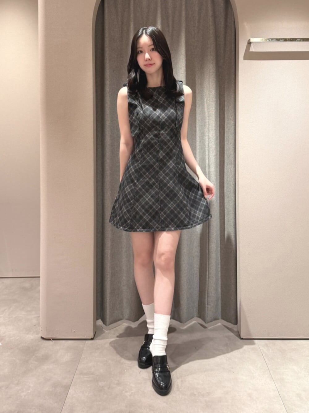 ブラック系のパンプス、その他のワンピースを着用したレディースの夏コーディネートの1枚目の写真