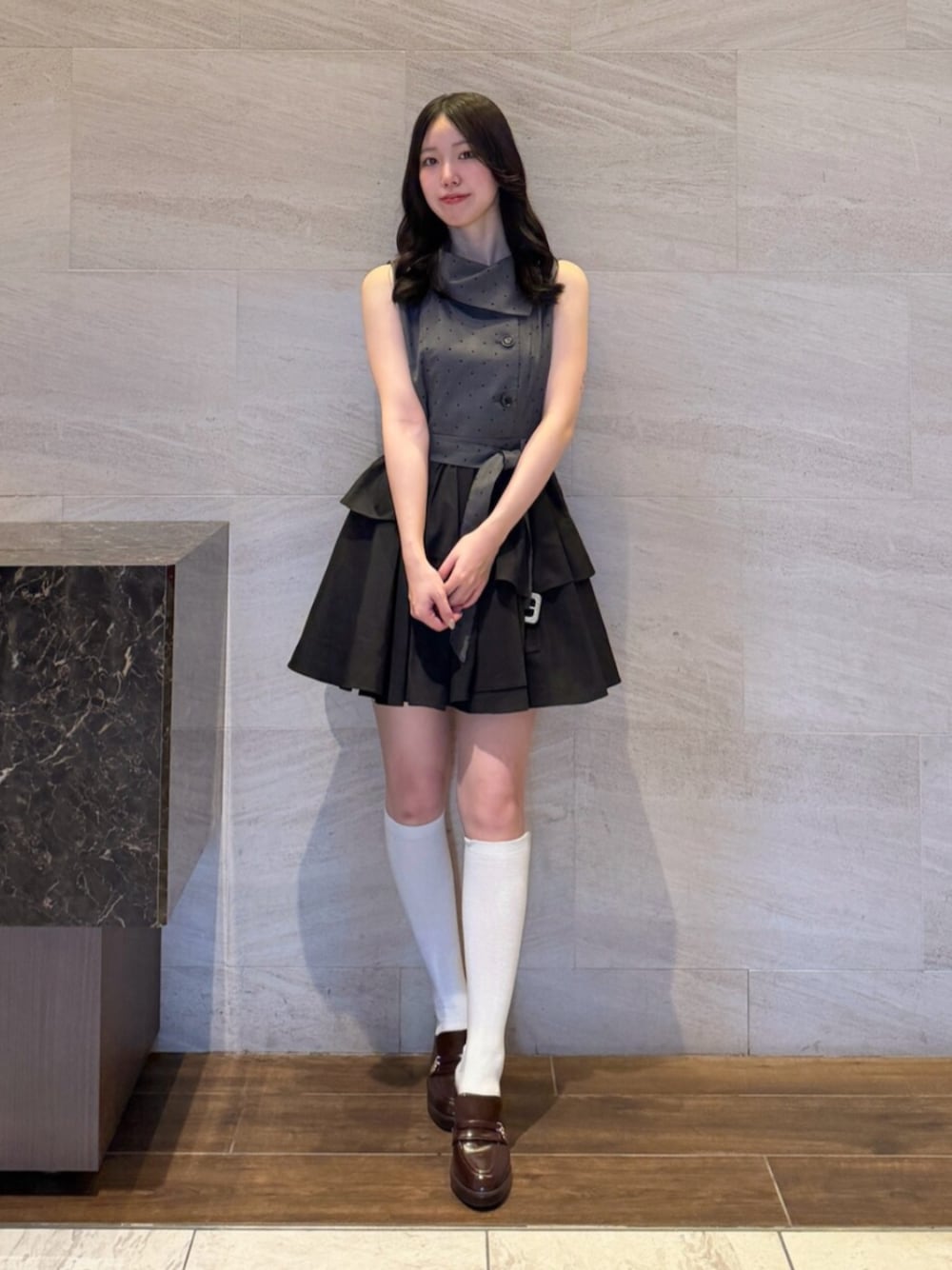 ブラウン系のパンプス、ブラック系のワンピースを着用したレディースの夏コーディネートの1枚目の写真