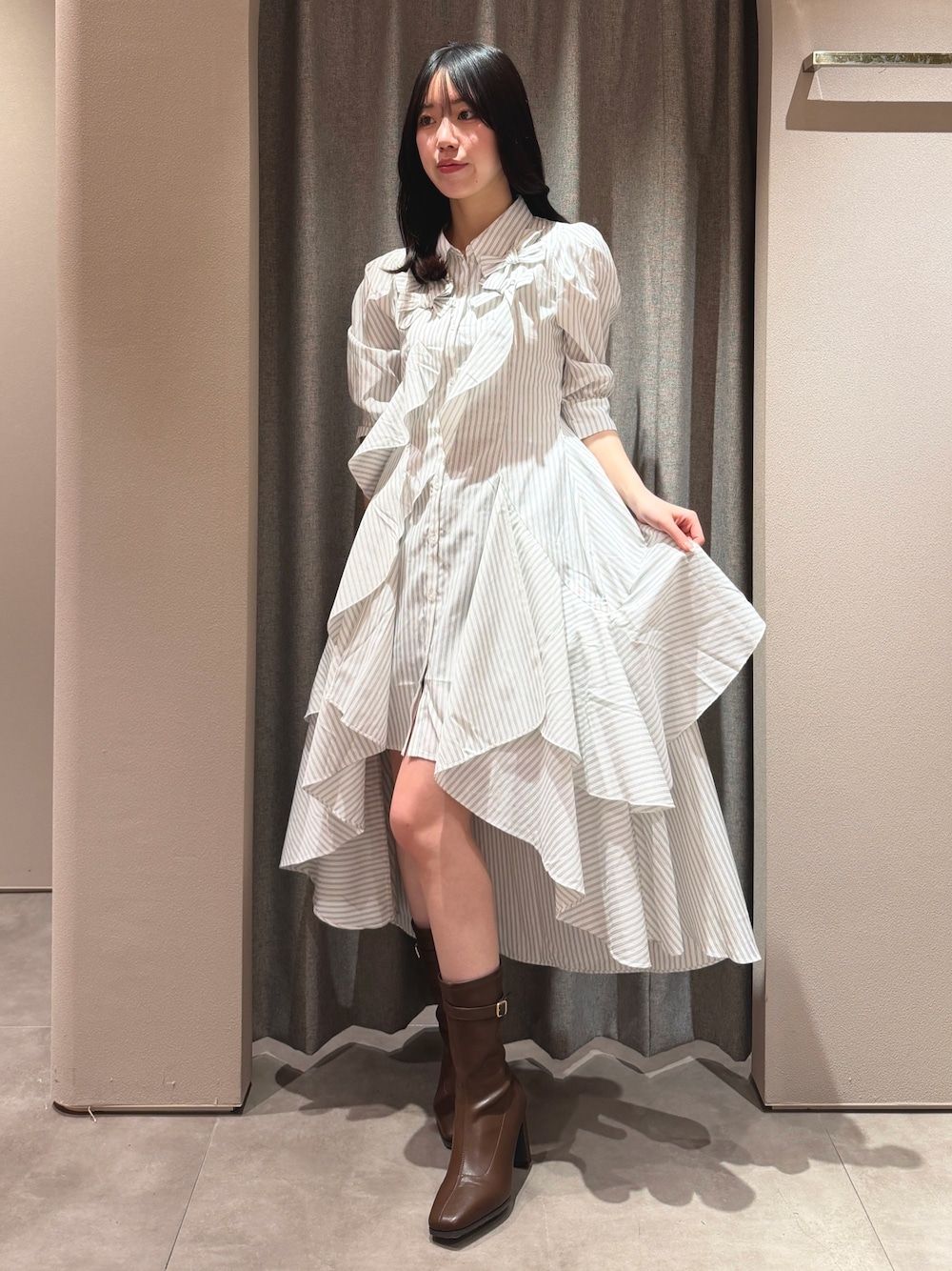 その他のワンピース、ブラウン系のブーツを着用したレディースの春コーディネートの1枚目の写真