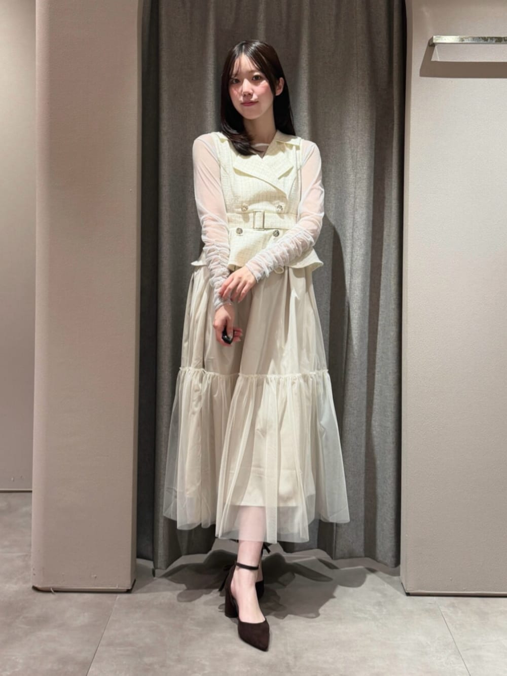 ホワイト系のTシャツ/カットソー、ホワイト系のワンピース、ブラウン系のパンプスを着用したレディースの秋コーディネートの1枚目の写真