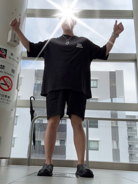 「BAYFLOW（ベイフロー）のオーバーサイズバックプリント5分袖Tシャツ（Tシャツ/カットソー、ブラック系）」を使った、棚鍋さん（メンズ・168cm）の夏コーディネート