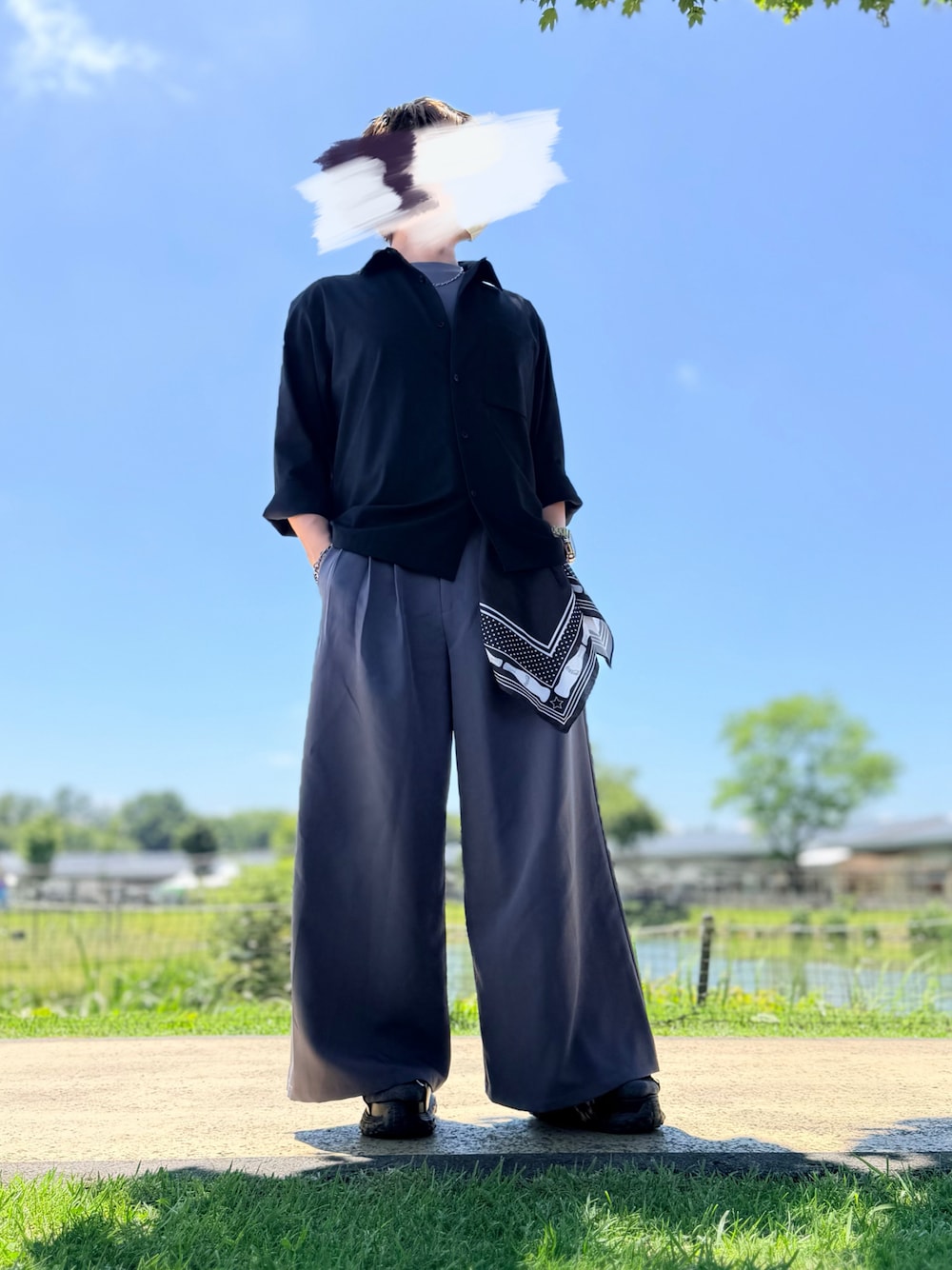 グレー系のスラックス、ブラック系のシャツ/ブラウス、ブラック系のサンダルを着用したメンズの夏コーディネートの1枚目の写真
