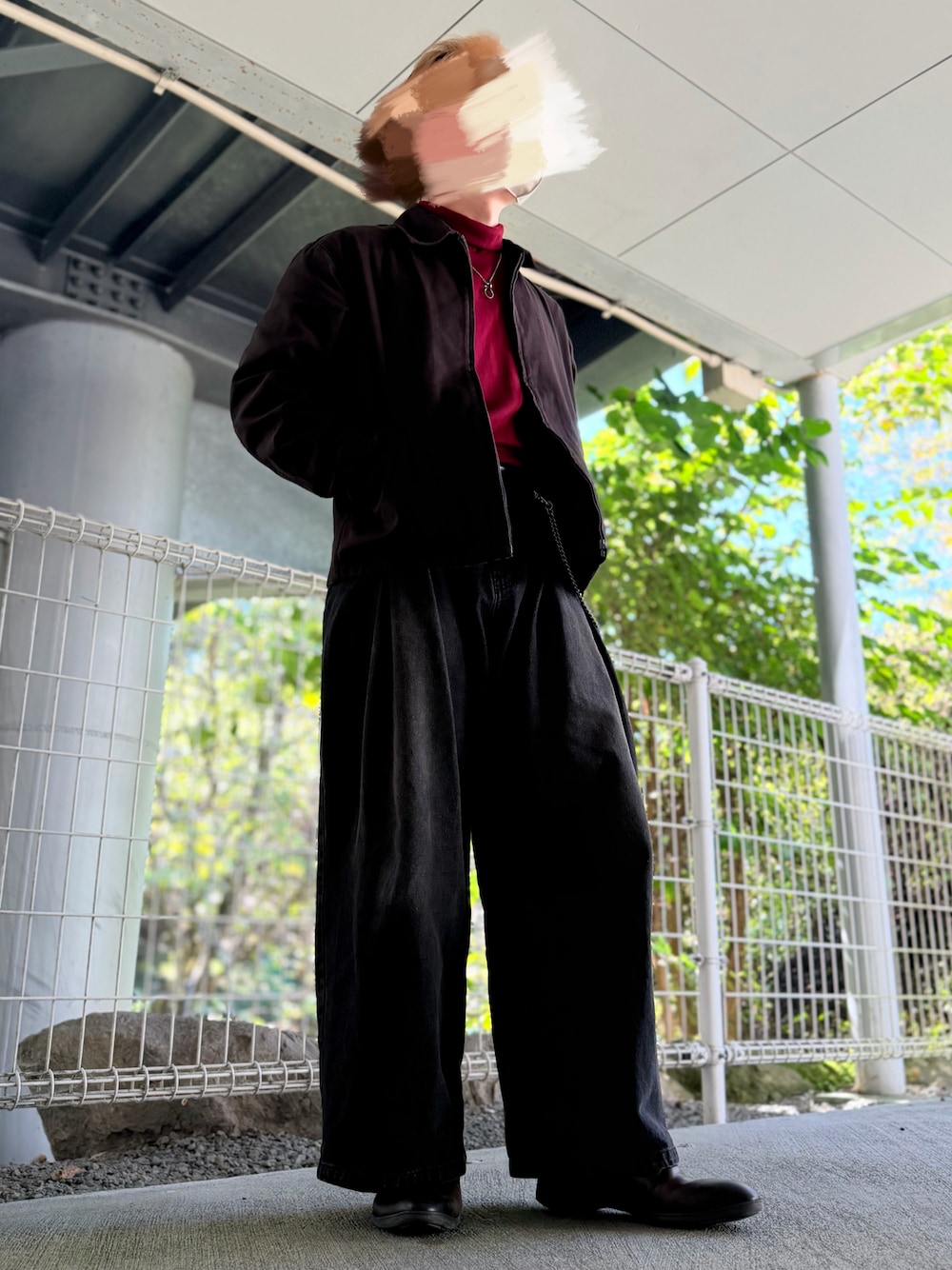ブラック系のデニムパンツ、ブラウン系のジャケット/アウターを着用したメンズの秋コーディネートの1枚目の写真