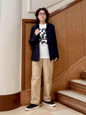 「TAKEO KIKUCHI（タケオキクチ）の【THE FLAGSHIP】先染めギャバジン チノスラックス（スラックス、ベージュ系）」を使った、のぐみさん（メンズ・155cm）の春コーディネート