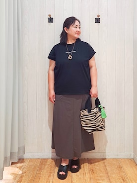 「SHOO・LA・RUE（シューラルー）の【汗じみ防止/ひんやり/S-LL】インせず着られる 刺繍ロゴTシャツ（Tシャツ/カットソー、ブラック系）」を使った、kotomiさん（レディース・160cm）の夏コーディネート