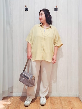 「SHOO・LA・RUE（シューラルー）の【洗濯後しわになりにくい/体型カバー】ポンチョ風ゆったりシャツ（シャツ/ブラウス、イエロー系）」を使った、kotomiさん（レディース・160cm）の春コーディネート
