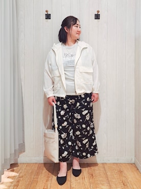 「SHOO・LA・RUE（シューラルー）の【S-LL/UV】シルエット変化を楽しめる シアーフーディーブルゾン（ブルゾン、ホワイト系）」を使った、kotomiさん（レディース・160cm）の春コーディネート