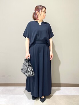 「UNTITLED（アンタイトル）の【古畑星夏さん着用/接触冷感/はっ水/遮熱】リラクミスト キーVネックブラウス（シャツ/ブラウス、ブルー系）」を使った、Tomoさん（レディース・153cm）の春コーディネート