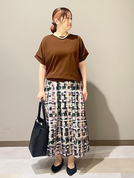 「UNTITLED（アンタイトル）の【前後2WAY】ドライタッチコットンプルオーバー（ニット/セーター、ブラウン系）」を使った、Tomoさん（レディース・153cm）の夏コーディネート