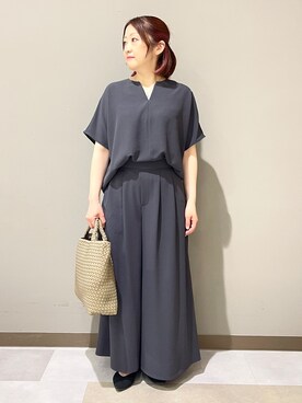 「UNTITLED（アンタイトル）の【夏の名品セットアップが今年も登場！/はっ水/遮熱】リラクミスト キーVネックブラウス（シャツ/ブラウス、グレー系）」を使った、Tomoさん（レディース・153cm）の春コーディネート