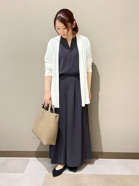 「UNTITLED（アンタイトル）の【夏の名品セットアップが今年も登場！/はっ水/遮熱】リラクミスト キーVネックブラウス（シャツ/ブラウス、グレー系）」を使った、Tomoさん（レディース・153cm）の春コーディネート