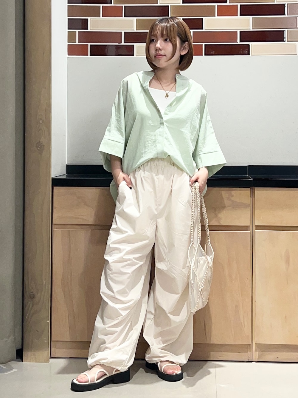 グリーン系のシャツ/ブラウス、ホワイト系のタンクトップ、ホワイト系のその他パンツを着用したレディースの夏コーディネートの1枚目の写真
