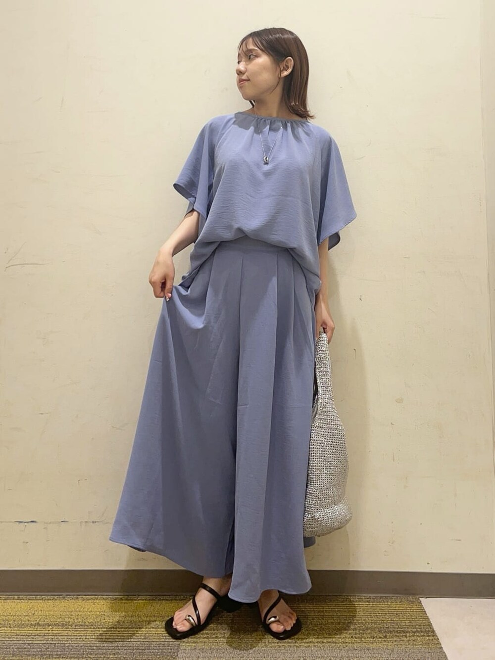 ブルー系のシャツ/ブラウス、ブルー系のその他パンツ、シルバー系のトートバッグを着用したレディースの春コーディネートの1枚目の写真