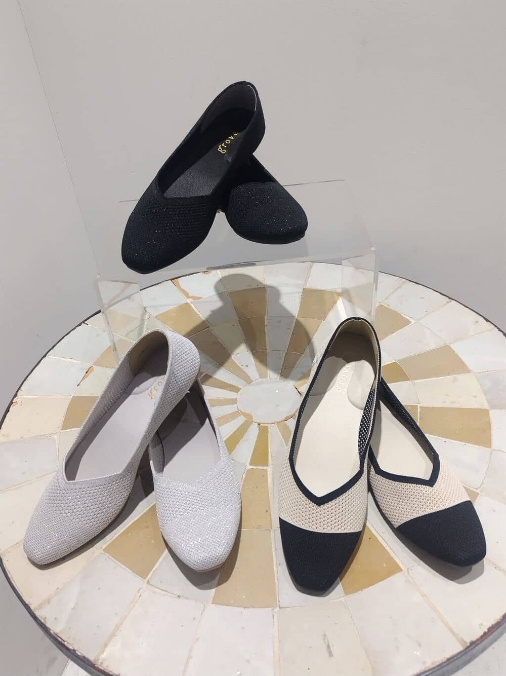 ブラック系のパンプス、ベージュ系のパンプス、ベージュ系のパンプスを着用したレディースの冬コーディネートの1枚目の写真