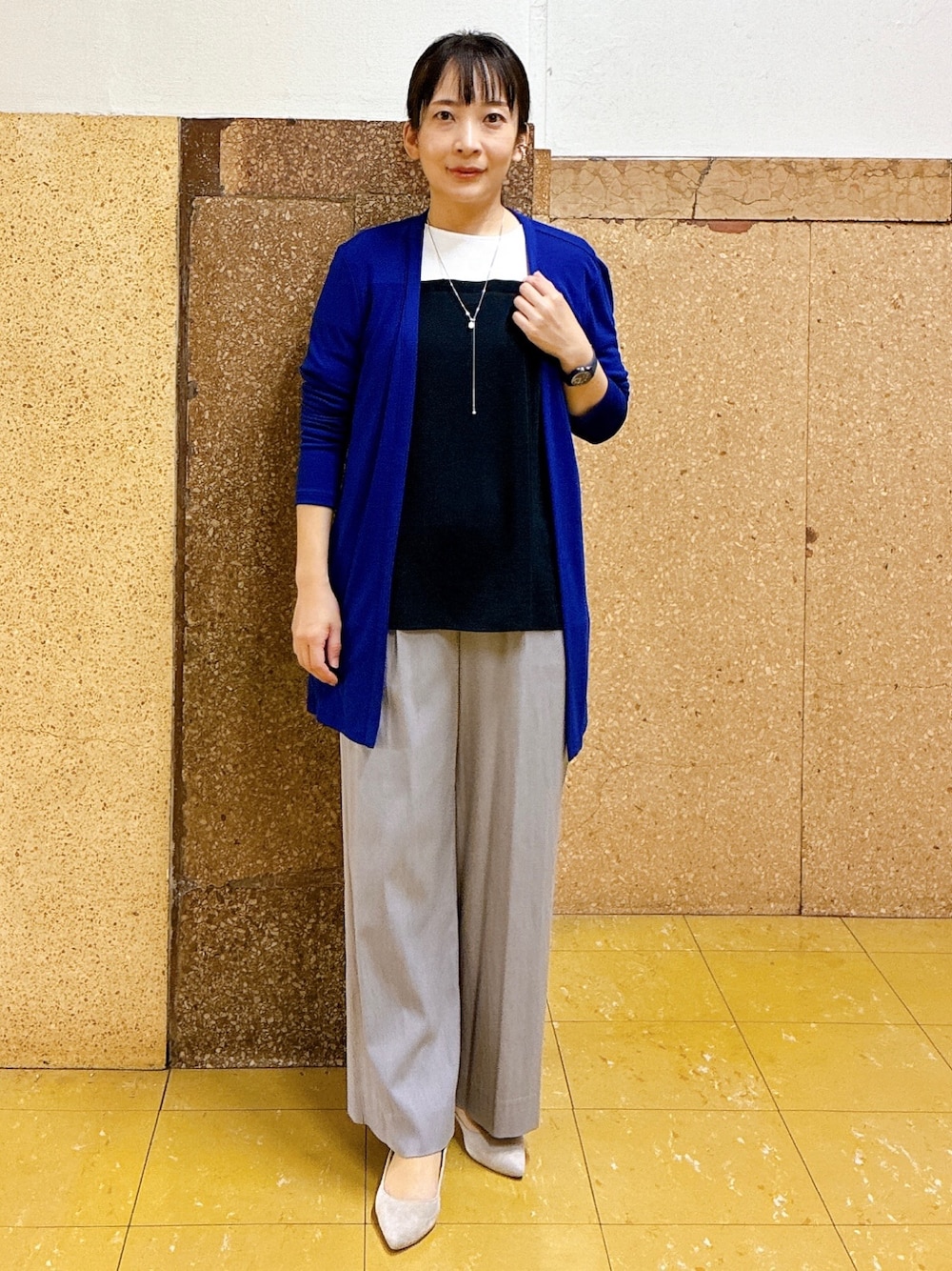 グレー系のその他パンツ、ブルー系のカーディガン/ボレロ、ブルー系のTシャツ/カットソーを着用したレディースの春コーディネートの1枚目の写真