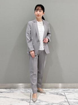「INDIVI（インディヴィ）の【定番スーツ／UVケア／洗える】ウール調タックテーパードパンツ（スーツパンツ、グレー系）」を使った、hattoriさん（レディース・152cm）の春コーディネート